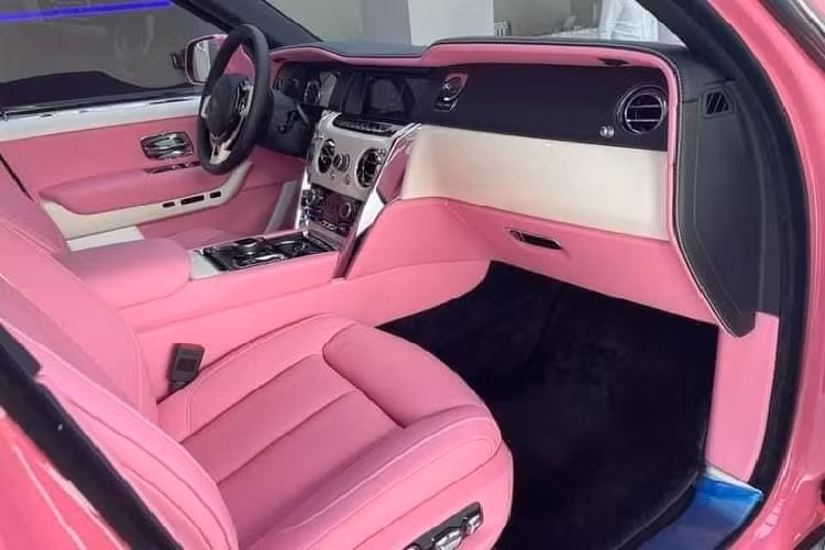 Đây sẽ là màu sắc hứa hẹn khiến không ít nữ chủ xe Rolls-Royce Cullinan ở Việt Nam có thể thay đổi màu sơn xe sang hồng bằng đề-can hoặc ai đó sẽ chơi lớn đặt hàng 1 chiếc xe Rolls-Royce Cullinan màu hồng từ trong ra ngoài. Những hình ảnh chụp lại chiếc SUV siêu sang Rolls-Royce Cullinan màu hồng cho thấy, bên cạnh bộ áo sơn màu "nữ tính" chiếc xe SUV sang trọng này còn có nhiều chi tiết mạ crôm bóng loáng nên sẽ thuộc phiên bản tiêu chuẩn.