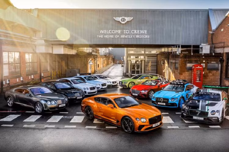 Xe siêu sang Bentley Continental GT đạt cột mốc 80.000 chiếc. Mẫu xe Bentley Continental GT đã rất thành công, chiếc thứ 80.000 vừa xuất xưởng tại nhà máy Orange Flame đã chứng minh điều đó. Để kỷ niệm cột mốc đáng nhớ này, hãng xe Anh đã sưu tập một vài phiên bản đặc biệt của Continental GT, bao gồm chiếc Bentley Continental GT đầu tiên lăn bánh khỏi dây chuyền sản xuất. Chiếc xe này được dùng làm xe thử nghiệm và hiện vẫn chạy tốt. Cũng có một chiếc Continental Supersports thế hệ đầu tiên góp mặt trong sự kiện kỷ niệm này, đó là phiên bản thể thao của Continental được trình làng vào năm 2009. Chiếc xe sử dụng động cơ W12 6.0L sản sinh công suất 621 mã lực cho tốc độ tối đa 329 km/h.