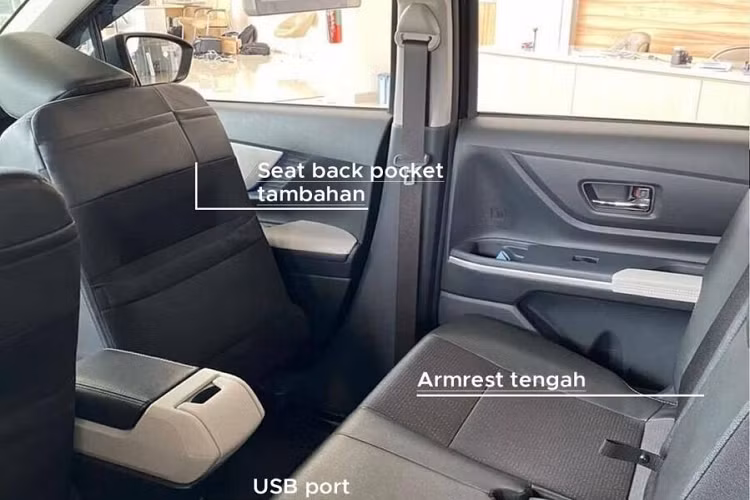 Ở hàng ghế thứ hai, hãng Toyota đã lắp màn hình giải trí và 2 cửa gió điều hòa trên trần xe. Hàng ghế thứ hai có thể gập 60:40 và dịch chuyển lên phía trước, về đằng sau. Đó là chưa kể đến 2 túi đựng đồ trên lưng ghế trước cũng như cổng USB và bệ tì tay trung tâm cho hành khách ở hàng ghế giữa.