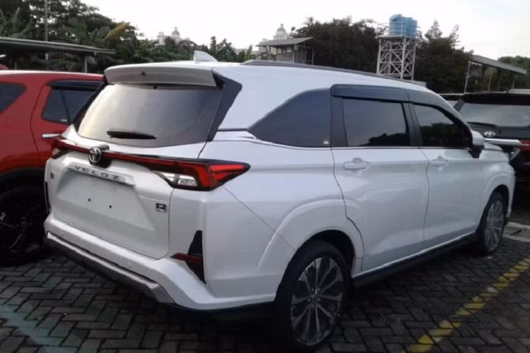 Ở đầu xe, Toyota Veloz 2022 được bổ sung lưới tản nhiệt hình lục giác cỡ lớn với mắt lưới hình mắt cáo. Trên đỉnh lưới tản nhiệt còn có nẹp mạ crôm kéo dài sang hai bên và nối liền với đường chân kính. Nằm hai bên lưới tản nhiệt là cụm đèn pha LED mới với thiết kế thanh mảnh hơn và tích hợp dải đèn LED định vị ban ngày. Tiếp đến là đèn sương mù hình tròn, đặt trong hốc nằm dọc đi kèm viền mạ crôm, hốc gió trung tâm khá rộng và ốp trang trí màu bạc trên cản trước.