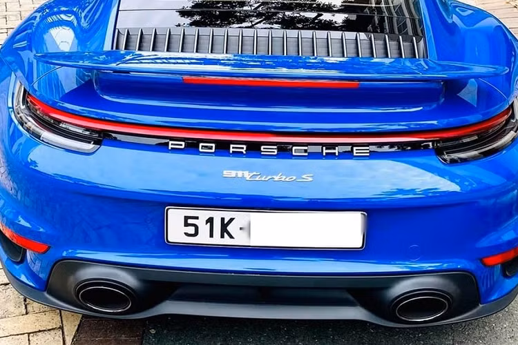 Bên cạnh ngoại thất xe được sơn màu xanh nổi bần bật, chiếc xe thể thao tốc độ Porsche 911 phiên bản Turbo S 2021 của doanh nhân này còn có các chi tiết sơn đen tạo điểm nhấn và ấn tượng còn phải kể đến một mâm 5 chấu kép của xe được sơn 2 tông màu tương phản kết hợp kẹp phanh màu vàng nổi bật. 