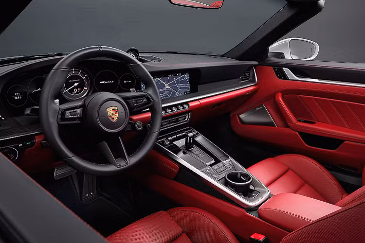 Nội thất xe Porsche 911 Turbo S 2021 của doanh nhân kín tiếng quận 7 có ghế ngồi bọc da màu tối cùng điểm nhấn là dây đai an toàn màu vàng nổi bật. Giá xe Porsche 911 Turbo S 992 theo diện phân phối chính hãng tại dải đất hình chữ S là 15,3 tỷ đồng, chưa bao gồm các tùy chọn theo xe.