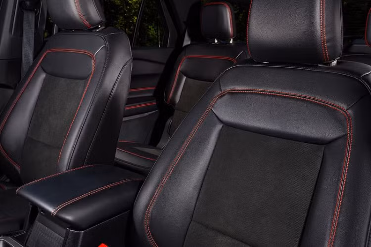 Ở bên trong, chiếc SUV được trang bị vô lăng thể thao có sưởi, ghế trước có sưởi và bọc ghế mới có đường chỉ khâu màu đỏ tương phản.
