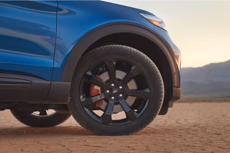 Ford Explorer ST-Line 2022 sở hữu bộ mâm 20 inch, ống xả kép, lưới tản nhiệt sơn đen và hệ thống đèn tối màu khiến nhiều người dễ nhầm thành Explorer ST nếu chỉ nhìn thoáng qua.
