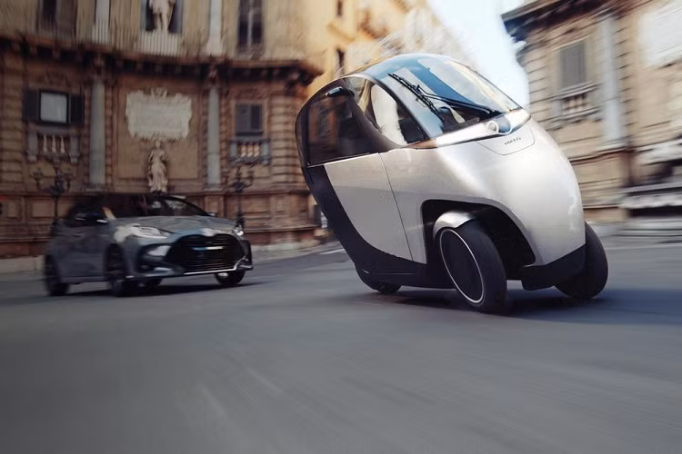 Cuối cùng, tốc độ tối đa là 80 km/h với bản Halo tiêu chuẩn và 145 km/h với bản X. Nimbus đặt mục tiêu bán những chiếc xe 3 bánh này làm một phương tiện cá nhân và cho thuê chúng thông qua dịch vụ thuê bao. Lựa chọn thứ hai sẽ đi kèm với quyền truy cập vào mạng lưới trạm sạc điện và bãi đỗ xe miễn phí được chỉ định, cùng với các đặc quyền hấp dẫn khác. Giá xe Nimbus Halo 2022 sẽ có giá khởi điểm 6.420 USD (khoảng 148 triệu đồng), với nhiều phương án chi trả khác nhau. Dự kiến xe bán ra trên toàn thế giới vào nửa cuối năm 2022, đầu năm 2023.