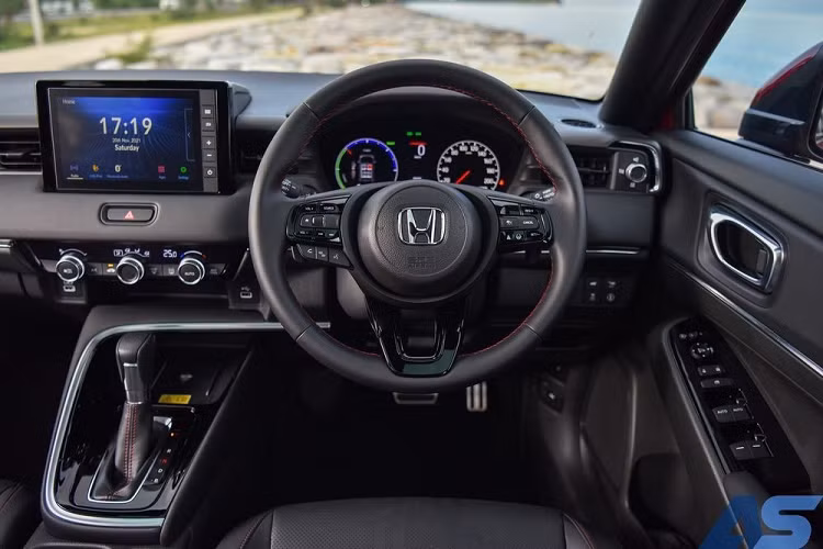 Không chỉ tiết kiệm xăng, hệ truyền động này còn có 3 chế độ chính, bao gồm EV, Hybrid Drive và Engine Drive. Bên cạnh đó, xe còn có 3 chế độ lái là Econ, Normal và Sport. Như vậy, Honda HR-V 2022 ở thị trường Thái Lan không có tùy chọn động cơ xăng 4 xi-lanh, dung tích 1.5L như xe ở Nhật Bản. Bù lại, xe có thêm phiên bản RS mới vốn không được bán tại Nhật Bản.