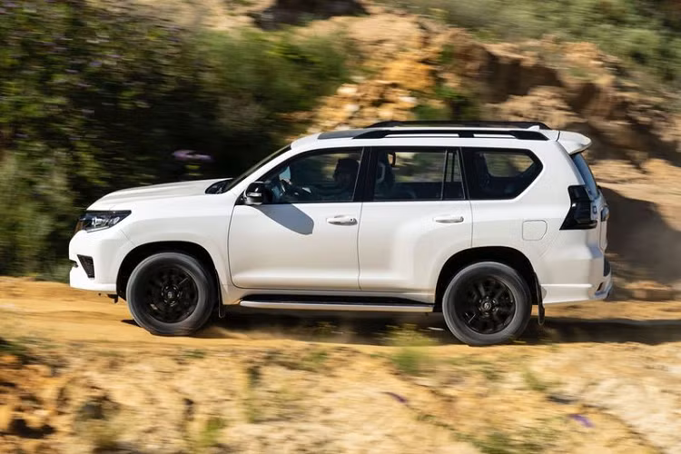 Các bản cấp cao của Land Cruiser Prado mới sẽ được hưởng nhiều tính năng hiện đại như hệ thống treo động điện tử - động học (eKDSS) tinh vi từ Land Cruiser GR Sport, cùng với các công nghệ tiên tiến hơn. Về truyền động, thế hệ hoàn toàn mới được kỳ vọng sẽ có các tùy chọn hybrid - lần đầu tiên trong lịch sử, có thể là Toyota Land Cruiser Prado hybrid 2.5L hoặc 2.7L máy xăng.