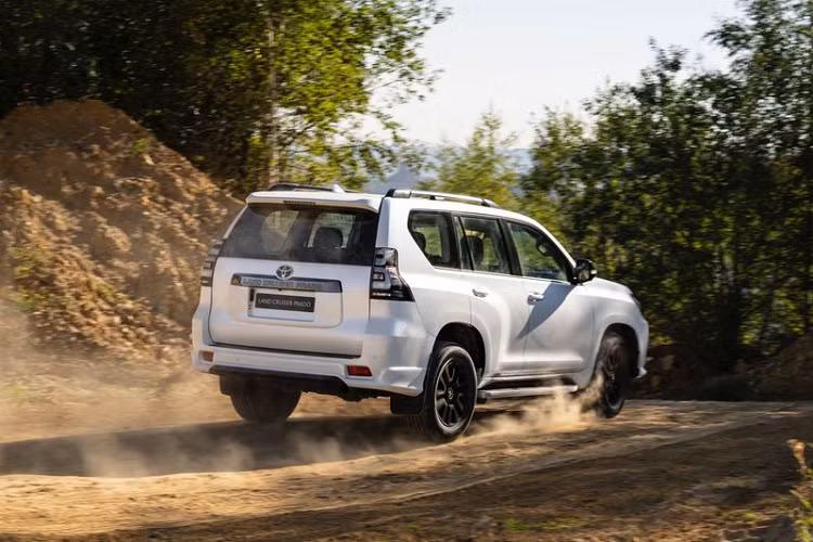 Ngoài ra, Toyota cũng được cho là đang phát triển một động cơ dầu diesel hybrid cho các mẫu 4x4 và xe thương mại trong tương lại, khả năng cao sẽ bao gồm cả Prado. Ở mảng động cơ đốt trong, Land Cruiser Prado tiếp theo sẽ tiếp tục dùng động cơ turbodiesel 2.8L 4 xi-lanh.
