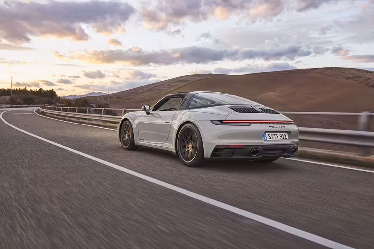 Bên cạnh đó 911 GTS cũng được tích hợp hệ thống thông tin giải trí Porsche Communication Management thế hệ thứ sáu.