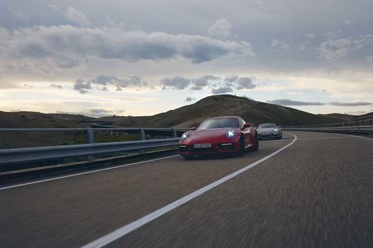 Porsche cung cấp thêm gói trang bị Lightweight Design có khả năng giảm khối lượng xe xuống gần 25 kg. Với tùy chọn này sẽ có những thay đổi như: ghế thế thao buckset seat được làm từ sợi carbon nhẹ cửa sổ, kính chắn gió phía sau và và hệ thống ắc quy đều là loại có trọng lượng nhẹ và hàng ghế sau bị loại bỏ.