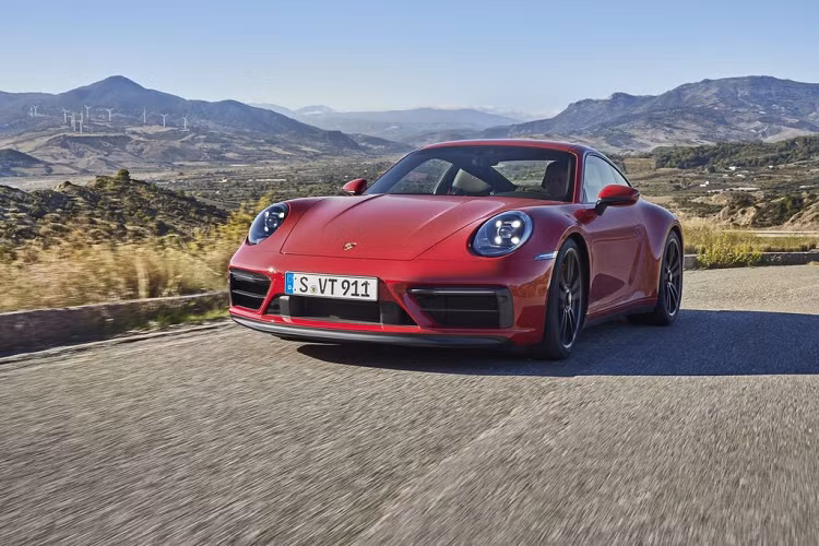 Về ngoại thất, phiên bản Porsche 911 GTS thế hệ mới có thiết kế nổi bật hơn so với các phiên bản khác của dòng xe này. Trên bộ cánh của mình, 911 GTS có những điểm nhấn chi tiết tối màu kết hợp cùng gói trang bị thể thao SportDesign.