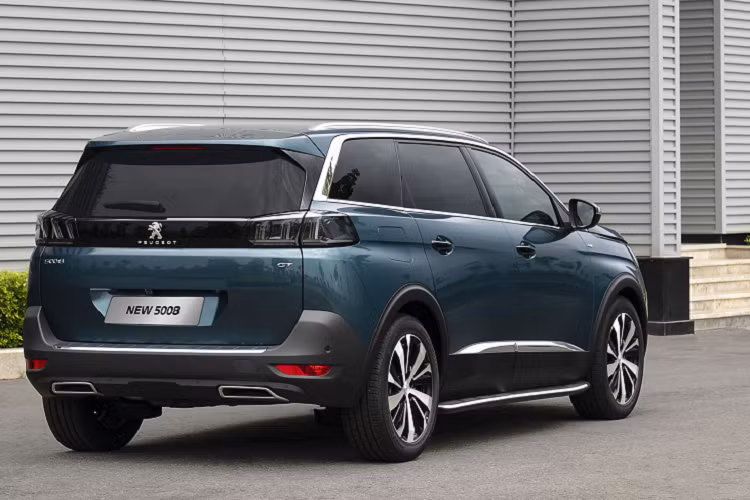 Cả hai phiên bản đều được trang bị tính năng sưởi ghế, đặc biệt New Peugeot 5008 GT tích hợp thêm massage ghế trước và nhớ vị trí ghế người lái, giúp gia tăng tiện lợi và thoải mái tối đa trong những chuyến đi dài. Nhờ vào kết nối thông minh với Apple CarPlay và Android Auto, phiên bản GT mở ra không gian giải trí sống động nhờ chất lượng âm thanh Hi-Fi Premium 10 loa đến từ thương hiệu Focal.