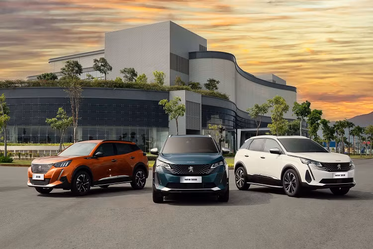 Phiên bản GT đột phá hơn trong thiết kế và các trang bị nâng cấp. New Peugeot 5008 GT có diện mạo năng động và mới mẻ hơn với mâm hợp kim 19 inch phong cách New York. Trang bị kính cửa sổ hai lớp ở hàng ghế trước, kính tối màu cho hàng ghế sau, giúp xe có độ cách âm tối đa và mang đến sự riêng tư cho người sở hữu