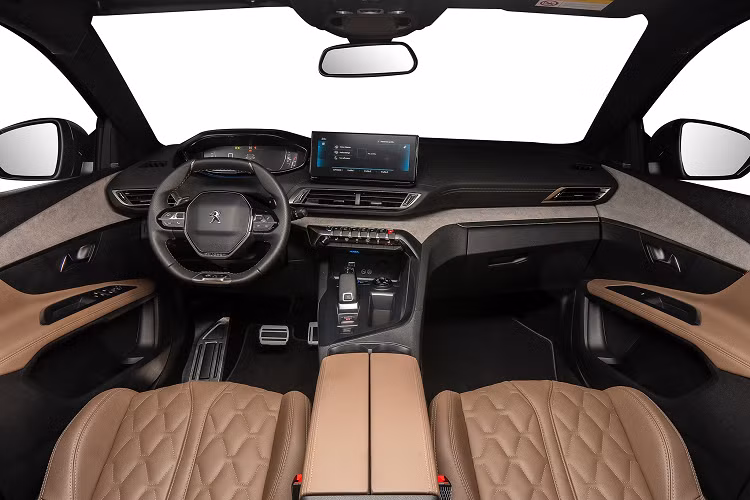 Nhìn từ sau, New Peugeot 5008 có diện mạo cân đối bởi thiết kế dải đen bóng nối liền hai cụm đèn hậu. Xe trang bị hệ thống mở cốp thông minh bằng cách đá chân, giúp người dùng dễ dàng đóng mở ngay cả khi xách đồ cồng kềnh.