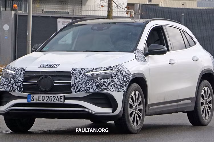Tương tự nội thất, ngoại thất của Mercedes-Benz EQA cũng mang nhiều điểm tương đồng với mẫu GLA. Tuy nhiên, một số chi tiết ở đầu và đuôi xe sẽ được thiết kế lại, nhằm tạo sự khác biệt với các biến thể dùng động cơ đốt trong truyền thống.