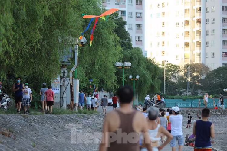 Ở một góc hồ có đến hàng trăm người dân đổ ra thả diều, tập thể dục,...tại đây tạo ra cảnh tượng đông vui như hội.