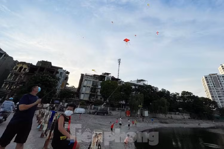 Người dân cố tình tập trung thả diều, tập thể dục ngay giữa mùa dịch. Thiết nghĩ, chính quyền địa phương cần xử lý quyết liệt hơn nữa, thực hiện nghiêm túc chỉ đạo của UBND Thành phố Hà Nội để góp phần ngăn chặn sự lây lan của dịch Covid-19 trong cộng đồng