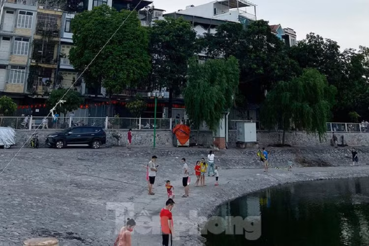 Khu vực hồ là nơi hóng gió, tập thể dục thể thao nhưng trong thời điểm hiện tại, dịch Covid-19 đang diễn biến phức tạp chúng ta cùng chung tay nâng cao ý thức đẩy lùi Covid-19.