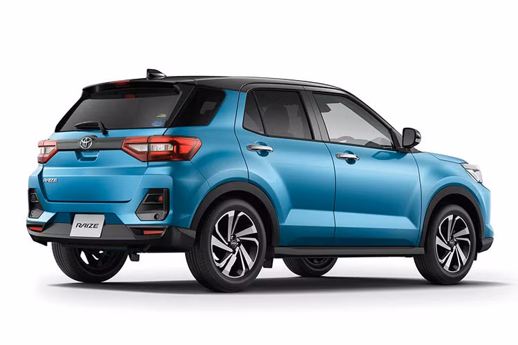 Các trang bị khác của Toyota Raize tại thời điểm này vẫn chưa được hé lộ nhưng mẫu xe này cũng thành công thu hút được sự quan tâm của người dùng Việt nhờ thiết kế ngoại thất bắt mắt, thừa hưởng nhiều đường nét từ người anh Toyota RAV4. Tại thị trường quốc tế, xe được trang bị hệ thống đèn full LED cùng mâm hợp kim 17 inch.