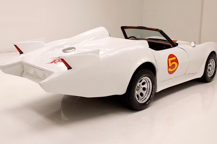 Speed Racer phong cách anime, hay “Mach GoGoGo” theo đúng tựa đề tiếng Nhật, kể câu chuyện về một tay đua trẻ có tên Go Mifune, người cầm lái một chiếc xe đặc biệt gọi là Mach 5. Như có thể tưởng tượng, Mach 5 là một cỗ máy đi trước thời đại và được lắp các thiết bị công nghệ cao mà có thể được triển khai chỉ bằng một nút bấm để giúp người lái đạt được mục tiêu của mình.