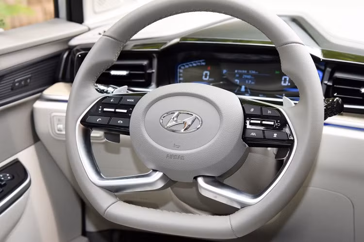 Tương tự ngoại thất, nội thất của Hyundai Custo 2021 cũng được thiết kế khá giống với Tucson thế hệ mới, nhất là vô lăng đáy phẳng và nút bấm chuyển số của xe. Ngoài ra, xe còn có màn hình cảm ứng 10,4 inch nằm dọc, nối liền với cụm điều khiển trung tâm, và đi kèm một số phím tắt bên dưới.