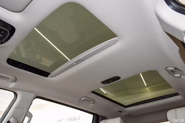 Thứ hai là động cơ xăng 4 xi-lanh, tăng áp, dung tích 2.0L, sản sinh công suất tối đa 236 mã lực và mô-men xoắn cực đại 353 Nm. Hai động cơ kết hợp với hộp số tự động 8 cấp.