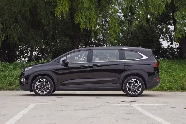 Được phát triển dựa trên cơ sở gầm bệ chung với Tucson, mẫu xe MPV Hyundai Custo 2021 có kích thước cụ thể là dài 4.950 mm, rộng 1.850 mm, cao 1.734 mm và chiều dài cơ sở 3.055 mm. So với người anh em Hyundai Staria và đối thủ Kia Carnival, mẫu xe này có kích thước nhỏ hơn.