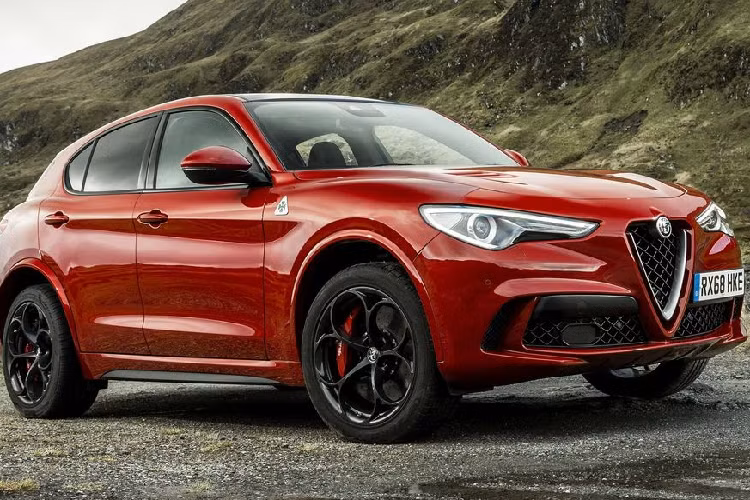  Alfa Romeo Stelvio Alfa Romeo Stelvio là một trong hai mẫu xe duy nhất trong danh sách top 10 xe SUV đáng mua nhất năm 2021 không được bán ra tại Việt Nam. Chính vì vậy, mẫu SUV có nguồn gốc từ Ý vốn còn rất xa lạ với người tiêu dùng trong nước. Alfa Romeo Stelvio sở hữu kiểu dáng thiết kế ấn tượng và năng động, đây là mẫu xe đang được rất nhiều người trẻ tại châu Âu quan tâm.