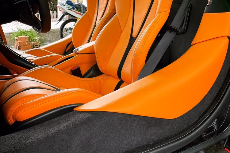 Lúc mới về nước, giá xe McLaren 720S sau khi lăn bánh trên 20 tỷ đồng và có khoảng 6 chiếc thuộc bản Coupe mang về nước với các màu sơn như đỏ Memphis hay cam McLaren có cùng 2 xe, ngoài ra là McLaren 720S màu trắng Glacier đã sơn đổi màu sang đỏ, cuối cùng là McLaren 720S mang màu tím đã được độ body kit N-Largo.
