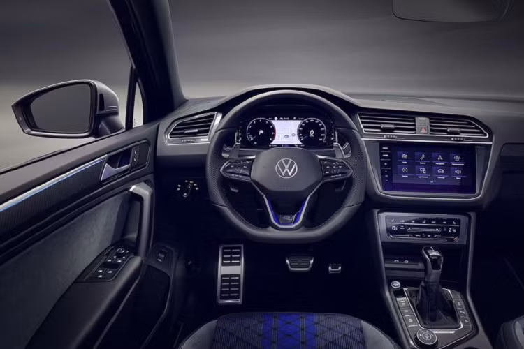 Volkswagen Tiguan facelift sở hữu lưới tản nhiệt hoàn toàn mới có sự gắn kết chặt chẽ với cụm đèn pha hai bên, trong đó, đèn pha đã được thiết kế lại dựa trên cảm hứng từ kiểu đèn pha của Golf. Ngoài ra, xe còn có cản trước thể thao hơn với các khe hút gió rõ rệt hơn.