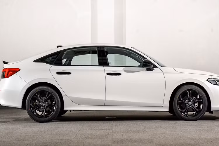 Không chỉ mạnh mẽ hơn, Honda Civic 2022 còn tăng đáng kể về kích thước so với thế hệ cũ. Kích thước của Honda Civic 2022 bao gồm chiều dài 4.678 mm (tăng 48 mm), chiều rộng 1.802 mm (tăng 3 mm), chiều cao 1.415 mm (giảm 1 mm) và chiều dài cơ sở 2.733 mm (tăng 35 mm).