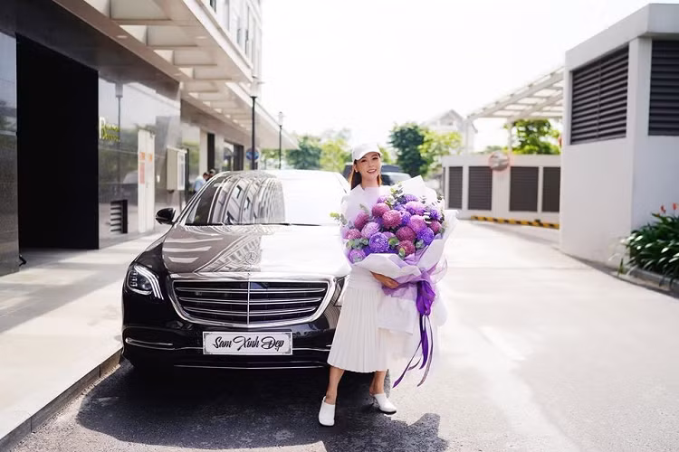 Vào cuối năm 2019, nữ diễn viên kiêm người mẫu ảnh đã chi ra số tiền 2,6 tỷ đồng để tậu về garage của mình phiên bản Mercedes-Benz V250 Luxury đang khá hot tại thời điểm đó. Sau này, hot girl Sam còn mang xe đi độ trần sao cũng như vài tiện ích khác giúp mình có thể tận hưởng trong khoang lái xe mỗi khi đi lưu diễn xa.