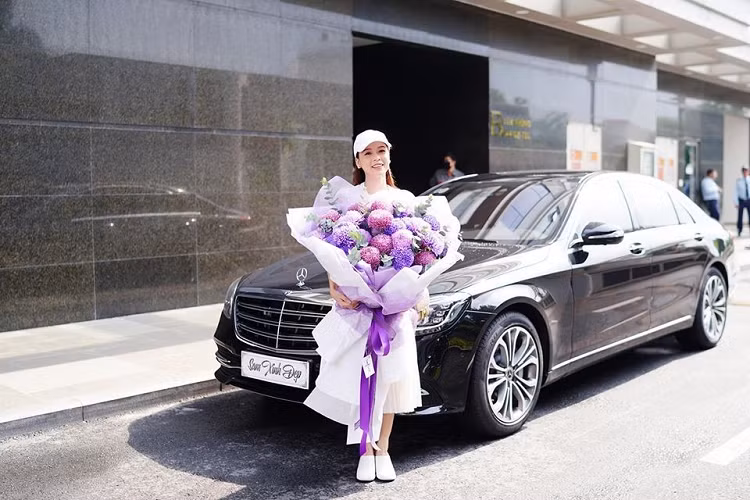 Xe Mercedes-Benz V250 Luxury của Sam sở hữu động cơ xăng 4 xi-lanh thẳng hàng, dung tích 2.0 lít sản sinh công suất tối đa 211 mã lực và mô-men xoắn cực đại đạt 350 Nm. Sức mạnh được truyền tải xuống mặt đường thông qua hệ dẫn động cầu sau và hộp số tự động 7 cấp 7G-Tronic Plus. Xe có khả năng tăng tốc từ vị trí xuất phát lên 100 km/h chỉ trong thời gian 9,4 giây.