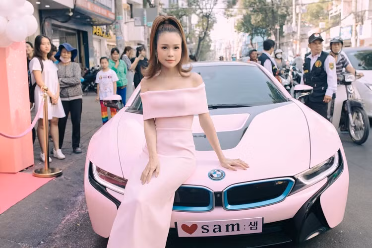 Thông tin về Sam quá nổi tiếng khi là 1 tay chơi khi liên tục đổi xe qua các năm 2019, 2020 và 2021. Ấn tượng nhất là màn tuyên bố mua Toyota Alphard hơn 4,6 tỷ đồng chỉ để cho mẹ đi chợ vào giữa năm nay khiến không ít người choáng trước sự chịu chơi của hot girl đầu 9X.