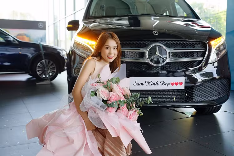 Vào tháng 6 đầu năm nay, cô gái 9X lại tiếp tục gây bất ngờ với màn chơi lớn khi bỏ ra số tiền tỷ để mua tặng cho mẹ mình chiếc xe MPV hạng sang Toyota Alphard đời 2021. Thậm chí, hot girl Sam còn có màn tuyên bố sốc khi cho rằng chiếc xe rất phù hợp để mẹ đi chợ, siêu thị hay về quê ngồi rất êm ái.