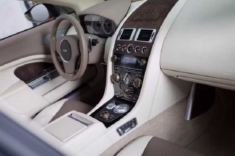 Cung cấp sức mạnh cho Aston Martin Lagonda Taraf là cỗ máy hút khí tự nhiên V12 6.0L sản sinh công suất 540 mã lực và mô-men xoắn cực đại 630 Nm.