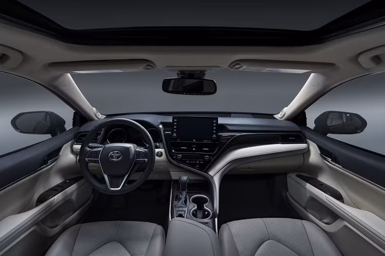 Toyota Camry đang bán chính hãng tại Việt Nam được nhập từ Thái Lan, xe sử dụng động cơ xăng, dung tích 2.0 lít, sản sinh công suất tối đa 165 mã lực và mô-men xoắn cực đại đạt 199 Nm. Tùy chọn hộp số đi kèm là loại tự động 6 cấp.