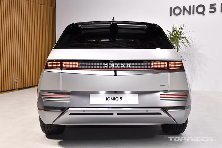 Ngoài ra, Hyundai còn có phiên bản 1 mô-tơ điện, 2 mô-tơ điện, dẫn động cầu sau hoặc dẫn động 4 bánh toàn thời gian cho người dùng lựa chọn.
