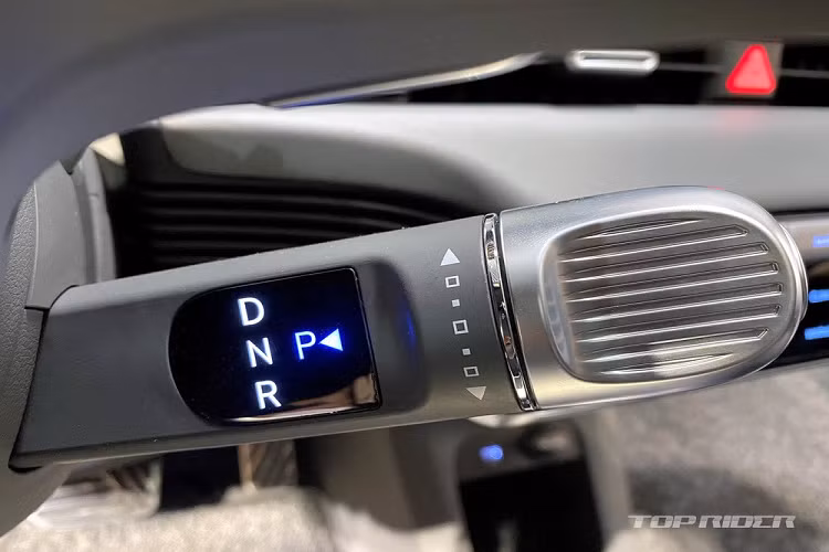 Như thông tin đã đưa, Hyundai Ioniq 5 là mẫu xe đầu tiên được phát triển dựa trên cấu trúc ôtô điện E-GMP. Xe có chiều dài 4.635 mm, rộng 1.890 mm, cao 1.605 mm và chiều dài cơ sở 3.000 mm nên được định vị trong phân khúc crossover cỡ trung.