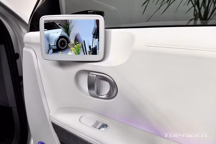 Bên ngoài, Ioniq 5 có thiết kế góc cạnh, sắc sảo và không giống bất kỳ mẫu xe Hyundai nào. Những trang bị ấn tượng của mẫu xe này bao gồm đèn pha và đèn hậu được thiết kế theo phong cách điểm ảnh (pixel), lưới tản nhiệt đóng kín, nắp ca-pô có thiết kế hình vỏ sò bao trùm, bộ vành hợp kim 20 inch cũng như camera kỹ thuật số thay cho gương chiếu hậu truyền thống.