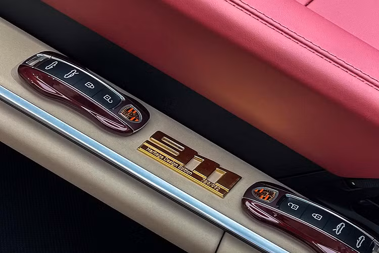 Lý do là giá xe Porsche 911 Targa 4S phiên bản Heritage Design tại Việt Nam có thể trên 14 tỷ đồng, mức giá chỉ dành cho người đam mê và sưu tầm Porsche mới có thể đụng tới. Theo như bảng giá xe Porsche 911 chính hãng được công bố, phiên bản 911 Targa 4S Heritage Design có giá khởi điểm 11,59 tỷ đồng tại Việt Nam, mức giá này chưa bao gồm các tuỳ chọn thêm của khách hàng khi có nhu cầu đặt riêng.