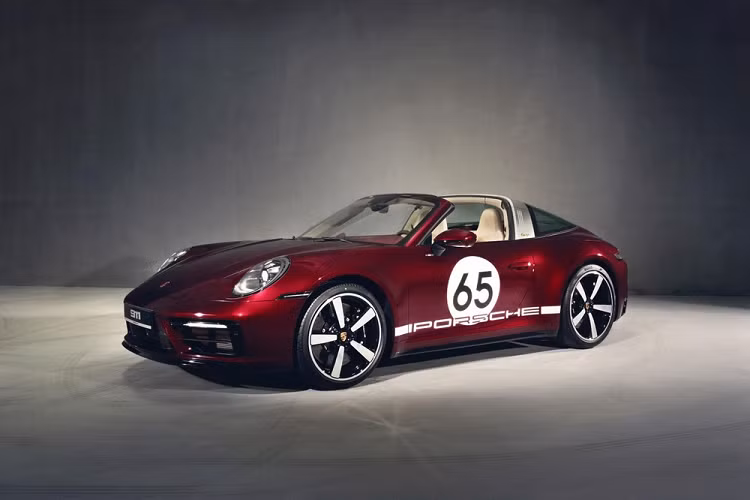 Mới đây, một người chuyên mua bán các dòng xe sang và đặc biệt là thương hiệu Porsche ở Việt Nam đã chia sẻ hình ảnh nhận bàn giao chiếc xe thể thao Porsche 911 Targa 4S Heritage Design mới tại đại lý chính hãng vốn chỉ được sản xuất giới hạn 992 chiếc trên toàn thế giới. Porsche 911 Targa 4S Heritage Design mang tính chất sưu tầm về Việt Nam