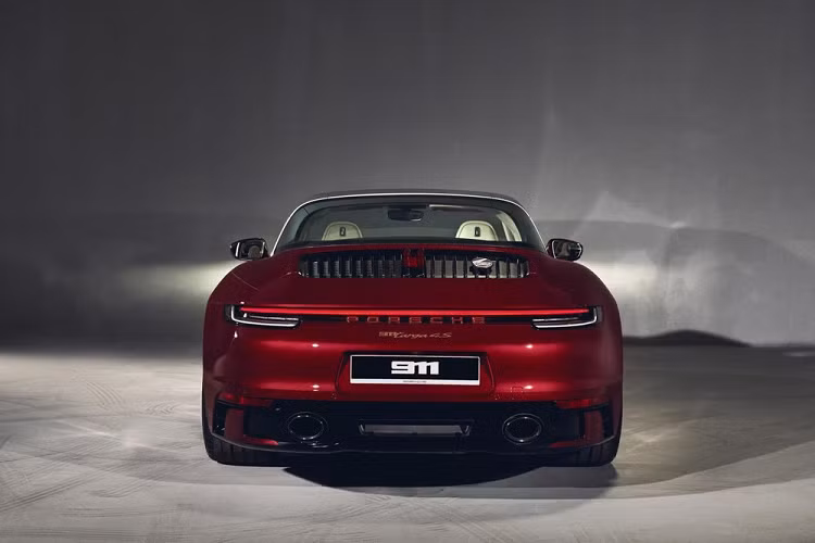 Điểm nhấn đáng chú ý trên mẫu xe Porsche 911 Targa 4S Heritage Design Edition đập vào mắt người xem chính là màu sơn ngoại thất quyến rũ đỏ Cherry Metallic kết hợp với logo vàng và con số 65 2 bên thành cửa. Màu đỏ sẫm là màu ngoại thất rất phổ biến những năm 50, điển hình là các màu sắc của Porsche 356 cũng mang màu đỏ như Pascha Red, Ruby Red và Polyantha Red.