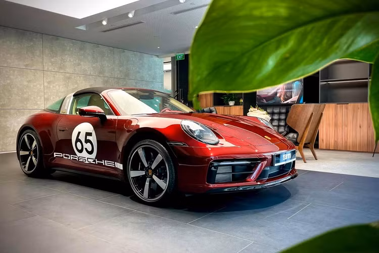 911 Targa 4S Heritage Design Edition còn có các điểm nhấn dễ nhận ra như huy hiệu Porsche Heritage thiết kế ở trên nắp động cơ sau, logo Porsche lấy cảm hứng thiết kế từ năm 1963 đặt trên nắp ca-pô, vô-lăng, chính giữa các mâm xe và chìa khóa xe hay các chi tiết ấn tượng khác trên phiên bản này như gá kẹp phanh màu đen đặc trưng, bộ mâm xe độc quyền Carrera Exclusive Design có kích thước 20 inch ở bánh trước và 21 inch ở bánh sau.