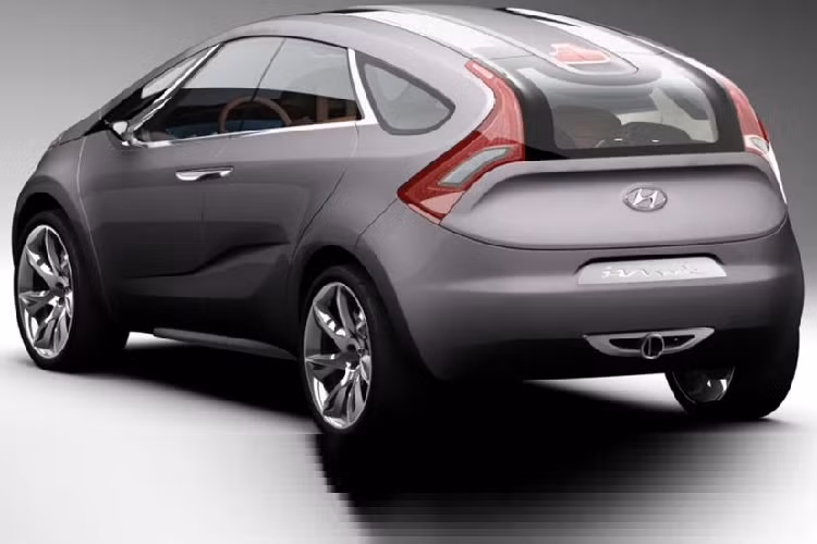 Như có thể thấy qua những tấm ảnh, mẫu xe MPV Hyundai HED-5 i-Mode có hình thái kỳ lạ, rất khó diễn ra bằng lời của Hyundai. Thân vỏ xe có rất nhiều đường nét chia cắt, ngay cả bộ đèn pha cũng bị chia thành hai phần trên và dưới. Ở bên sườn, ta thấy có một vết cắt lớn, kéo dài qua cả hai cánh cửa, trong khi hai tay nắm cửa lại như nối liền nhau.