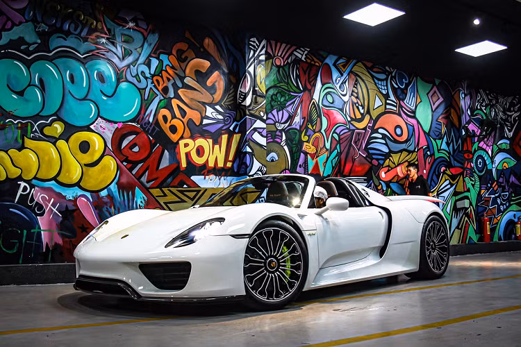 Được mang về Việt Nam hồi cuối tháng 3, Porsche 918 Spyder mới là hypercar thứ tư tại dải đất hình chữ S, sau Bugatti Veyron, Pagani Huayra và McLaren Senna.