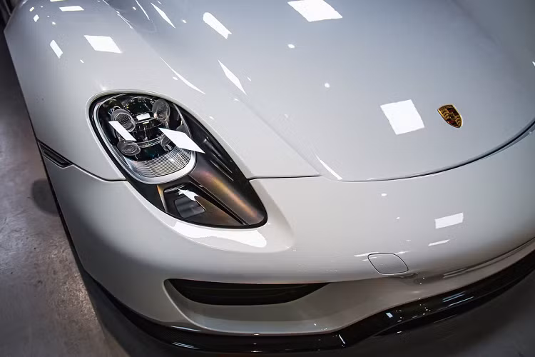Porsche 918 Spyder được sản xuất với số lượng 918 chiếc, đúng theo tên gọi. Siêu xe này được mua từ một đại lý ở Dubai với giá niêm yết là hơn 1,3 triệu USD, tăng giá so với mức đề xuất 950.000 USD ở thời điểm ra mắt. Nếu đóng đầy đủ thuế phí tại Việt Nam, giá xe Porsche 918 Spyder không dưới 60 tỷ đồng. Được ra mắt vào năm 2013, đây là mẫu siêu xe hybrid đầu tiên của hãng xe Đức. Ở thời điểm ra mắt, đối thủ của 918 Spyder là 2 hypercar đình đám McLaren P1 và Ferrari LaFerrari.