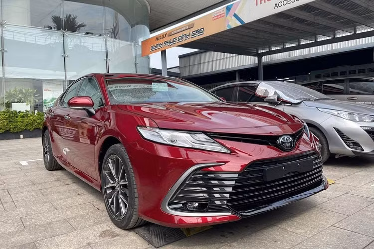 Tuy nhiên, theo một số ngườn tin không chính thức thì phiên bản Toyota Camry 1.5HV thế hệ mới tại thị trường Việt nam dự kiến sẽ có giá lên đến gần 1,4 tỷ đồng, cao nhất phân khúc sedan hạng D.