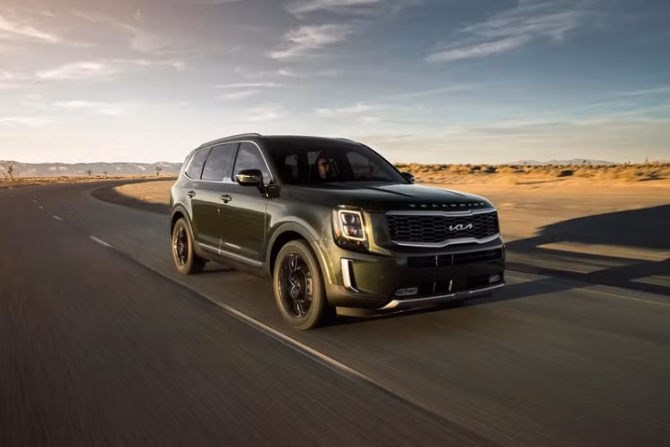 Diện mạo của Kia Telluride 2022 mới không có gì mới, với thay đổi trực quan dễ nhận thấy nhất là logo mới đặt nổi bật ở chính giữa lưới tản nhiệt trung tâm màu đen.
