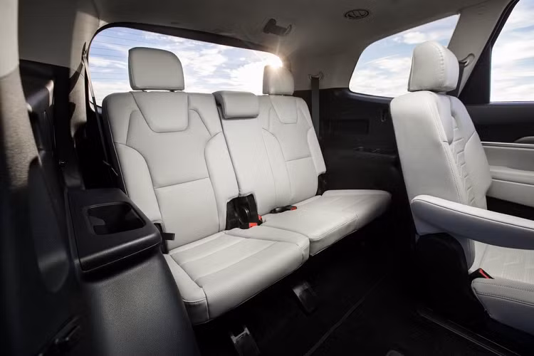 Cụ thể, Kia Telluride 2022 giờ đây sẽ có nhiều trang bị tiêu chuẩn hơn, bao gồm màn hình cảm ứng trung tâm 10.25 inch, hệ thống định vị, điều hòa tự động, kiểm soát hành trình thông minh và hỗ trợ lái xe trên đường cao tốc. Tất cả các biến thể đều nhận được tính năng kiểm soát hành trình thông minh tích hợp hệ thống điều hướng độc quyền của Kia